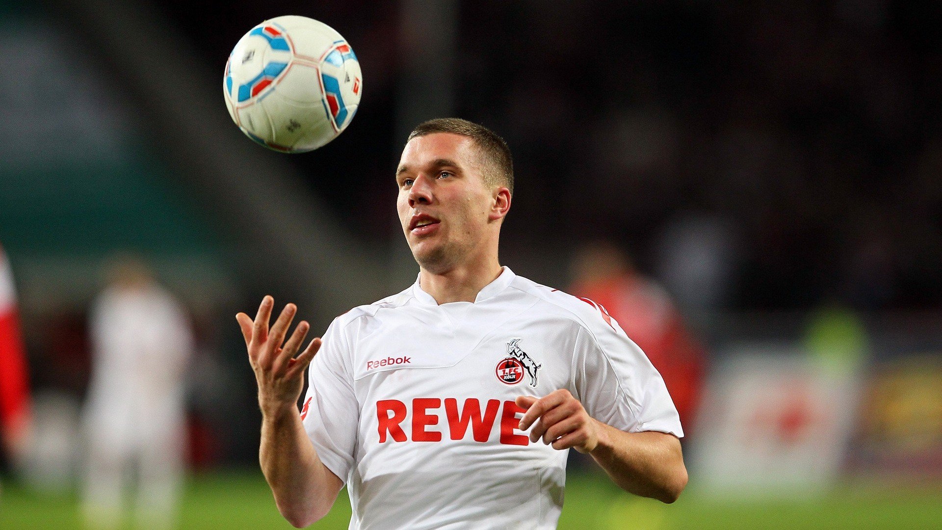 球员持球后的节奏起跳是否影响命中率，持球跳起被对方按下算走步吗