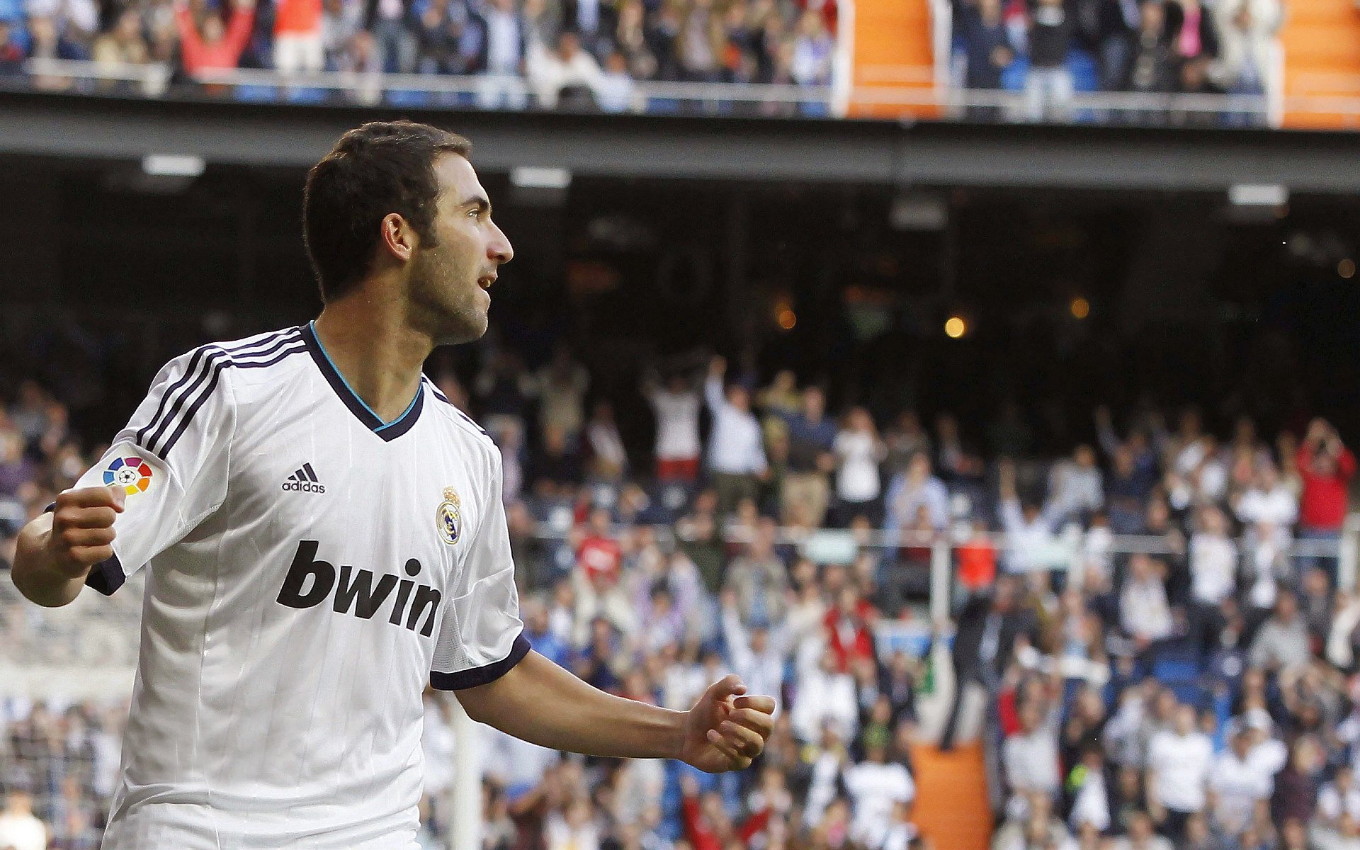 “马科斯·梅特罗的速度与力量,成为阿根廷美洲狮队防守的坚实保障”