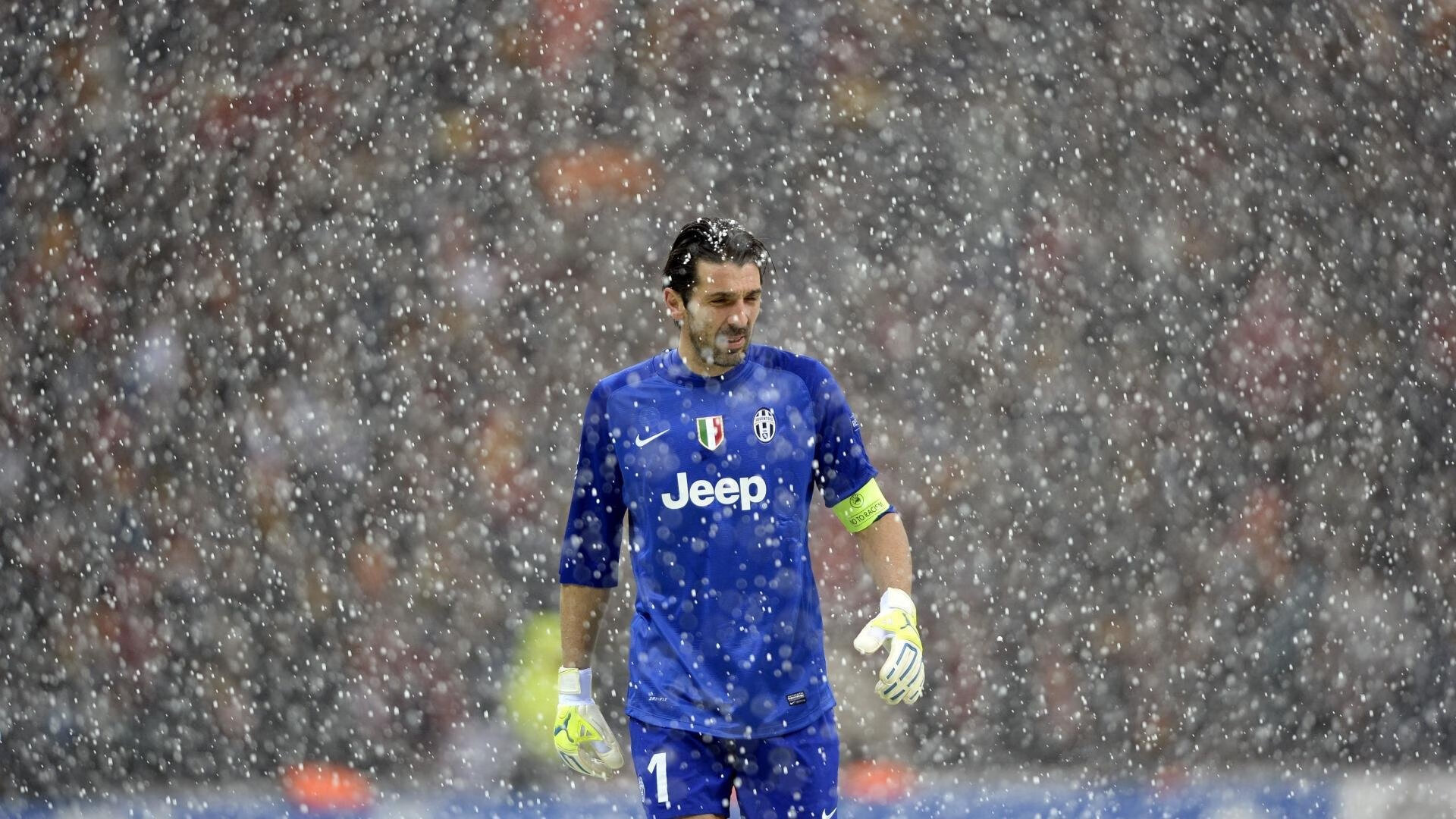 米兰足球官网-伯科夫冲线瞬间引爆现场气氛，博布科夫