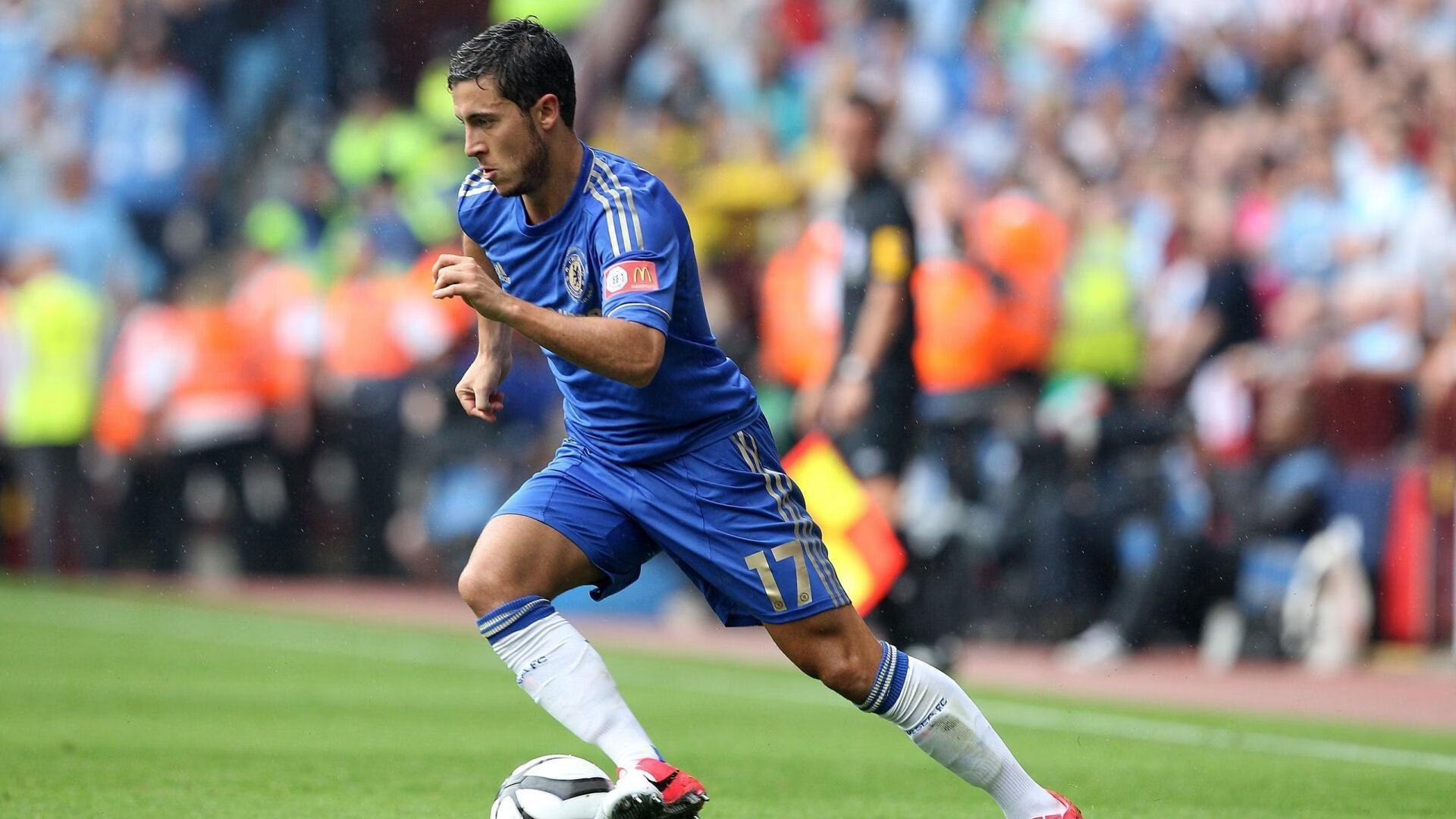 巴尔:全黑队中场的“调度员”,每次传球和拦截都助力球队进攻